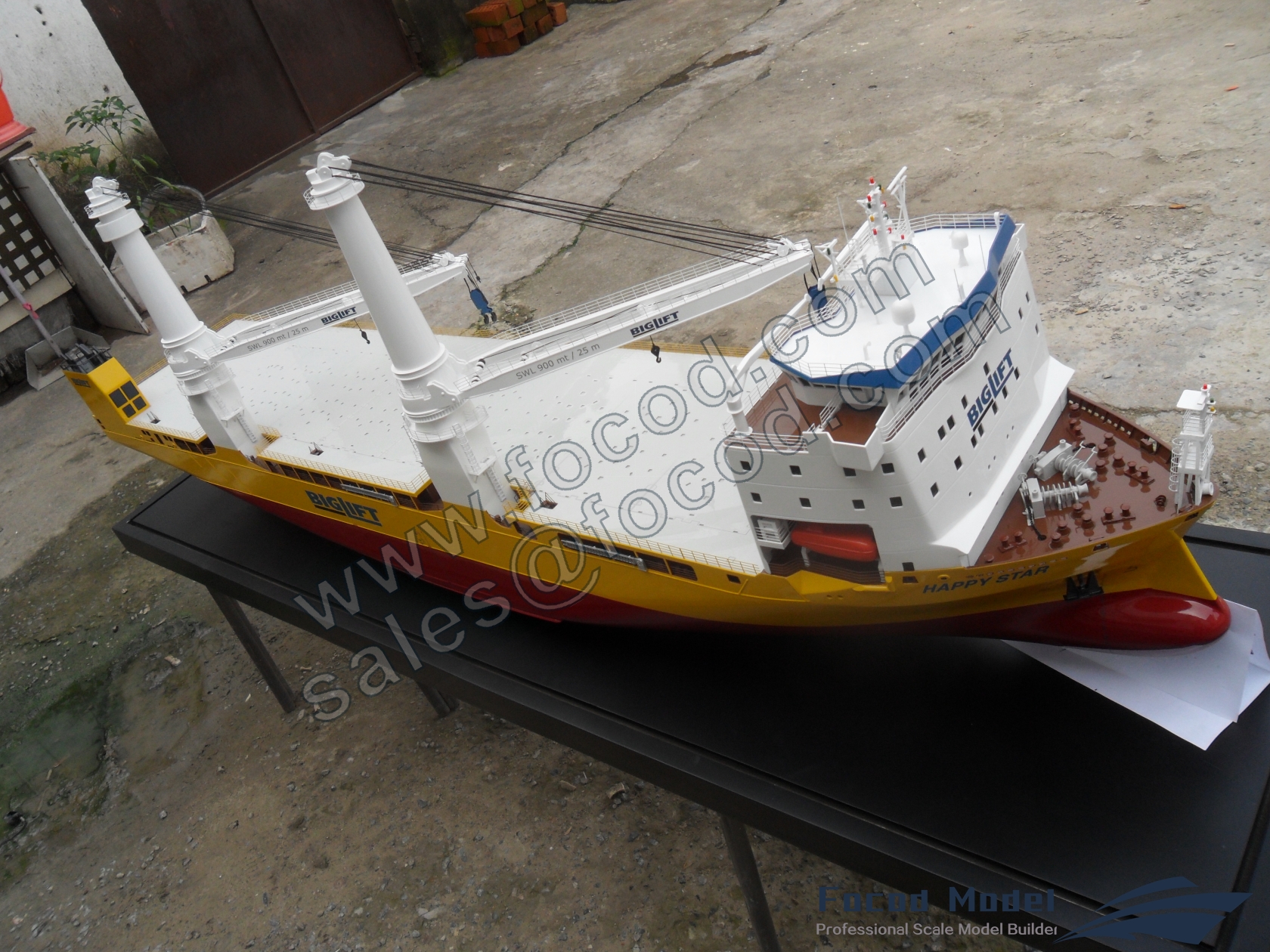 customized model of 155m heavy lift cargo ship Happy Star